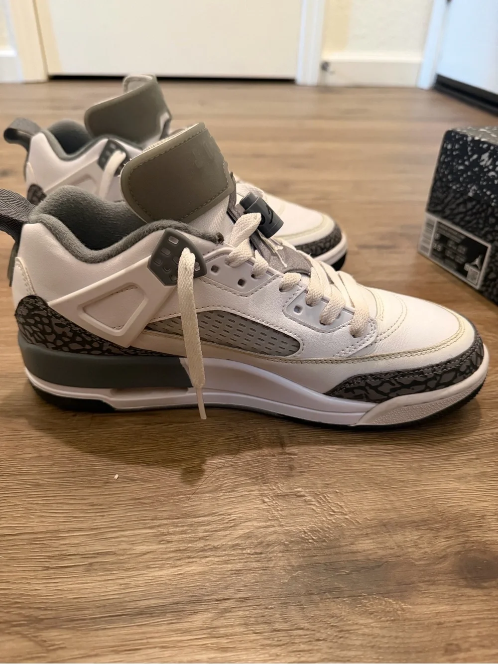Jordan Spizike Low Size 8 White and Gray Basketball Sneakers with Elephant Print